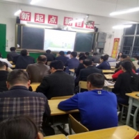 幫助孩子“扣好人生第一?？圩印?-漯河市實驗小學家長學校